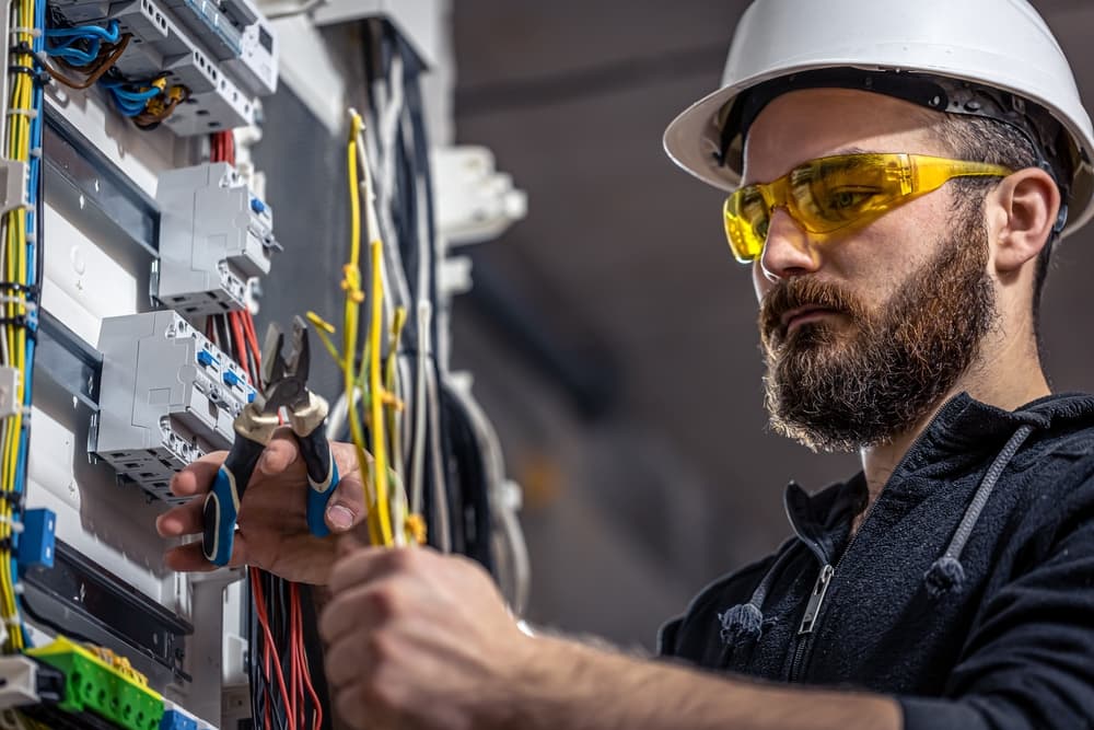 Warum die Prüfung elektrischer Anlagen Teil des Arbeitsschutzes ist