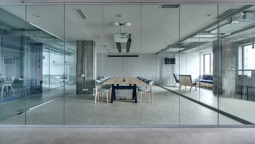 Verleihen Sie Ihrem Büro eine moderne Note mit den maßgeschneiderten Glaselementen von Studio 30