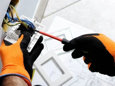 Wie die DGUV Vorschrift 3 Unfälle in Betrieben effektiv verhindert