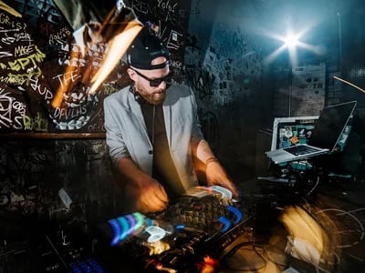 Tanzen in die Ewigkeit: Chroniken der Hochzeits-DJs