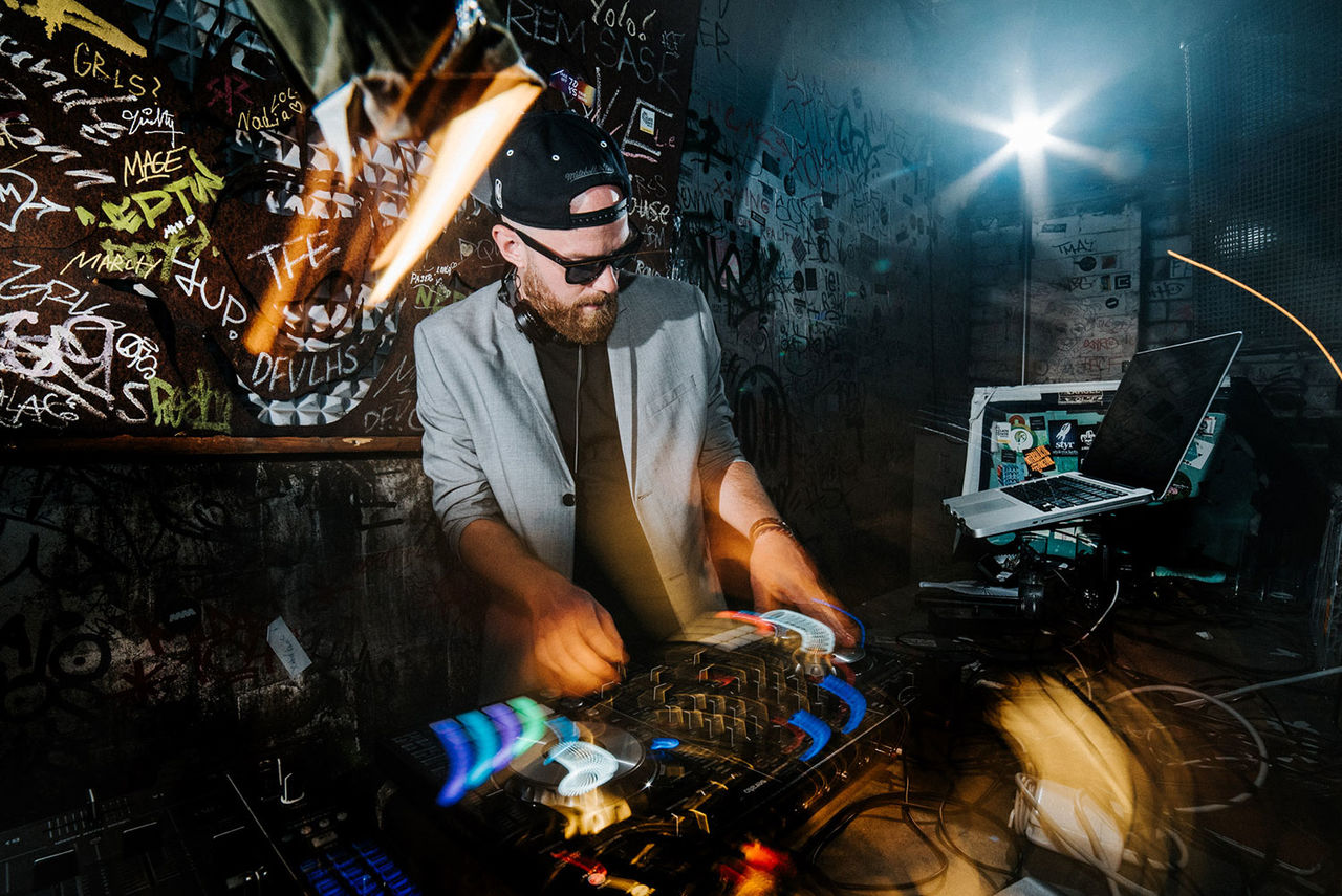 Tanzen in die Ewigkeit: Chroniken der Hochzeits-DJs