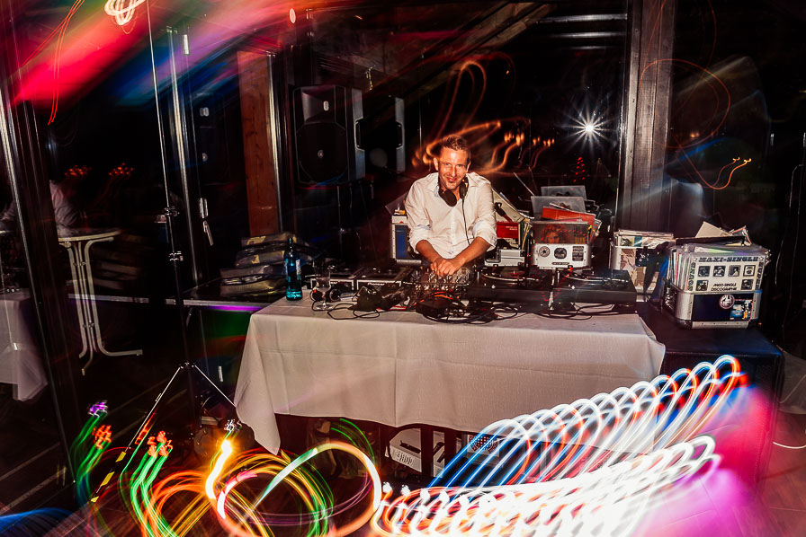 Tanzen in die Ewigkeit: Chroniken der Hochzeits-DJs