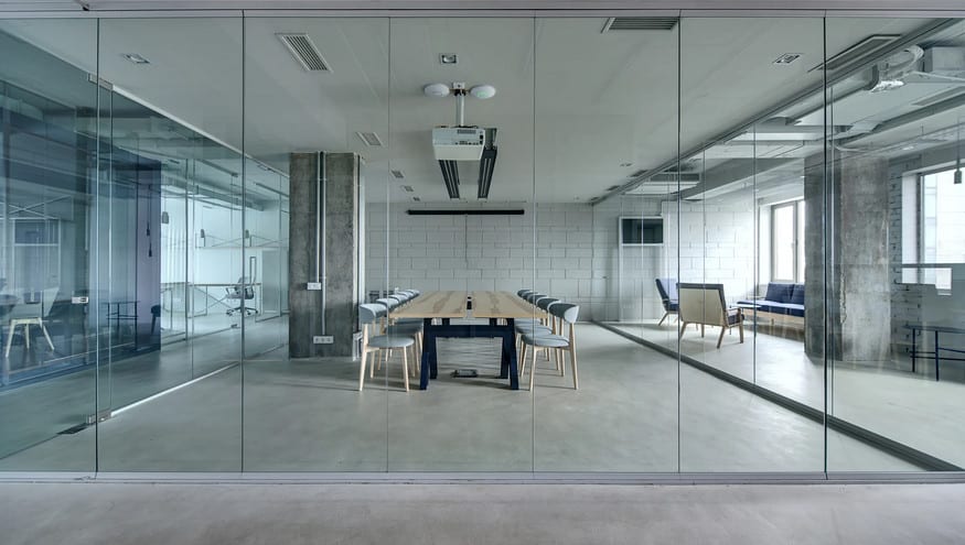 Verleihen Sie Ihrem Büro eine moderne Note mit den maßgeschneiderten Glaselementen von Studio 30