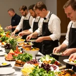 Professionelles Catering Zürich: Feiertagsbuffet von einem vertrauten Anbieter, der exquisite Speisen für lokale Veranstaltungen vorbereitet.