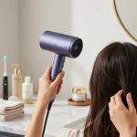 Hochwertiger Laifen Föhn im Einsatz zum Stylen der Haare in einem modernen Badezimmer, umgeben von Luxuspflegeprodukten.